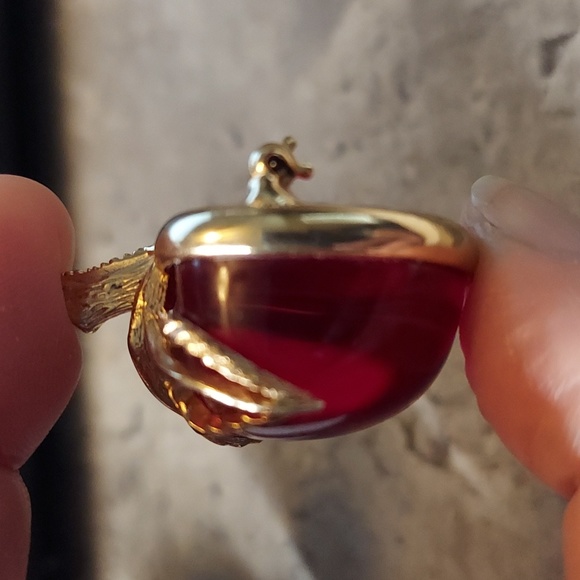 SOLD Vintage Signed Sarah Coventry Lucite Magenta & Goldtone Apple Brooch Pin - Picture 7 of 10